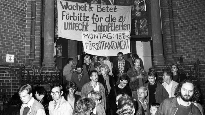 ARCHIV, Ost-Berlin, 18.10.1989: In der Gethsemanekirche finden seit Anfang Oktober 1989 regelmäßig Mahnwachen und Fürbitten für die Teilnehmer von Friedensandachten in Leipzig teil, die in den letzten Wochen verhaftet wurden (Bild: picture alliance/Chris Hoffmann)