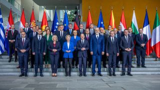 Bundeskanzler Olaf Scholz (SPD, vorne M) steht beim Westbalkan-Gipfel im Kanzleramt beim Familienfoto.