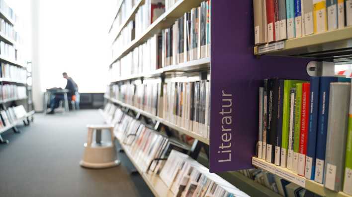 Blick in die Amerika-Gedenkbibliothek (AGB) der Zentral- und Landesbibliothek Berlin (ZLB) am Blücherplatz.