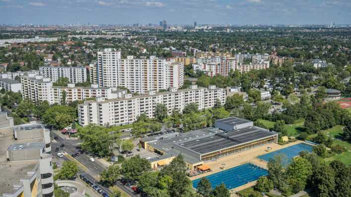 Hochhäuser und ein Freibad in der Gropiusstadt in Berlin.