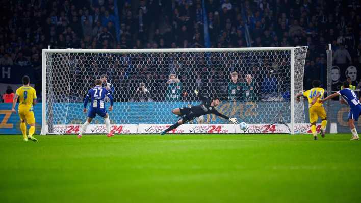 Michael Cuisance von Hertha BSC schießt das 1:1 gegen Eintracht Braunschweig.