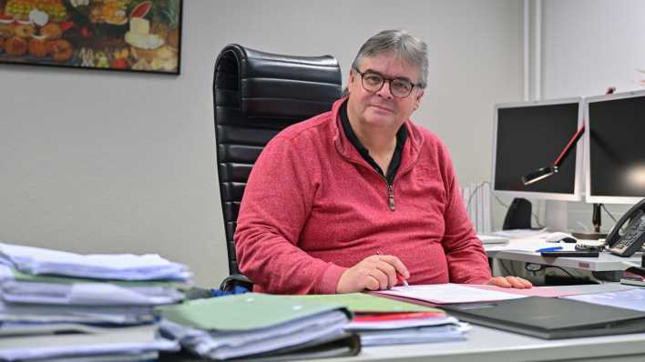 Olaf Jansen, Chef der Zentralen Ausländerbehörde Brandenburgs, sitzt in seinem Büro in Eisenhüttenstadt.