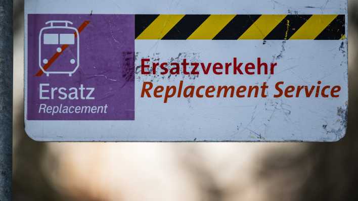 Ein Schild zeigt die Haltestelle für den Schienenersatzverkehr an.