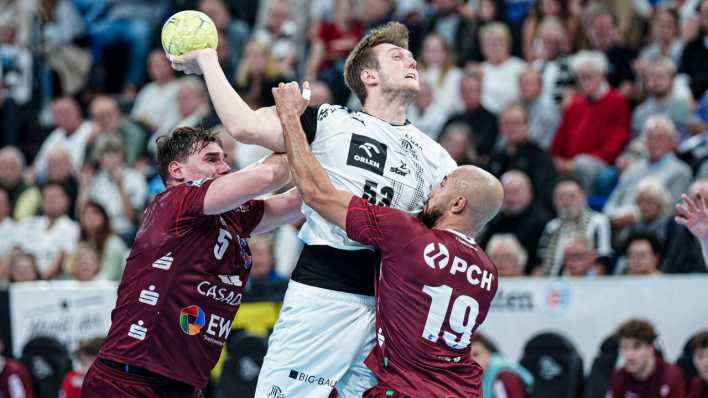 Spieler des VfL Potsdam und THW Kiel bei einer Bundesligapartie am 19.10.2024 (Bild: picture alliance/Eibner-Pressefoto/Marcel von Fehrn)