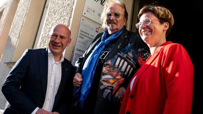 Ulrike Kostka (r), Direktorin des Caritasverbandes für das Erzbistum Berlin, Kai Wegner (CDU,l), Regierender Bürgermeister von Berlin, Frank Zander, Sänger, nehmen an einer Pressekonferenz zur neu gegründeten Frank Zander Stiftung teil.