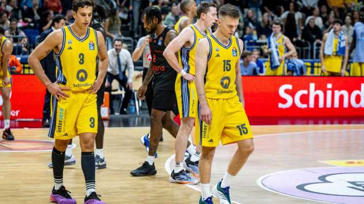 Basketball Berlin 20.10.2024, 1. Bundesliga Alba Berlin - Matteo Spagnolo und Martin Hermannsson niedergeschlagen