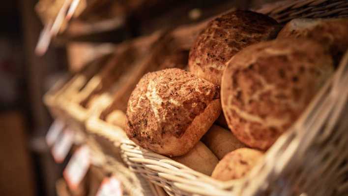 Frische Brötchen im Verkaufsregal einer Bäckerei (Bild: IMAGO/onemorepicture/Thorsten Wagner)