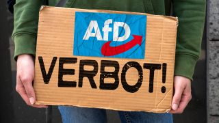 Pappschild mit Aufschrift "AfD Verbot"