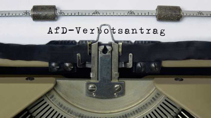 Schreibmaschine mit Schriftzug AfD-Verbotsantrag