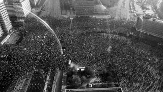 Menschenmassen auf dem Alexanderplatz in Berlin Ost während der Demonstration am 4. November für Meinungs- und Versammlungsfreiheit sowie eine reformierte DDR