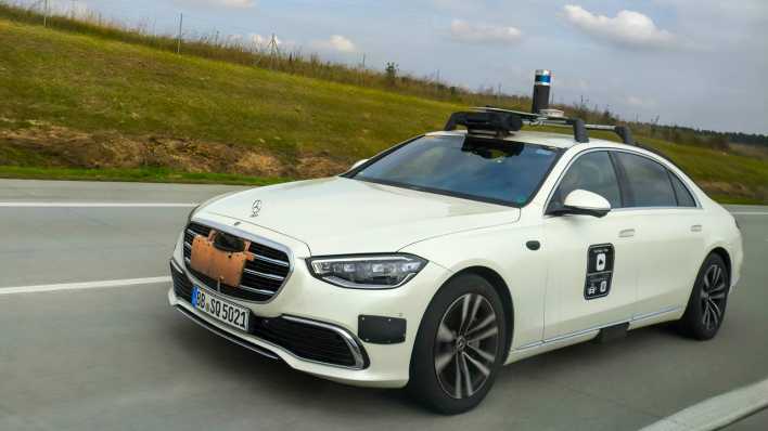 Mercedes fährt autonom auf der Autobahn