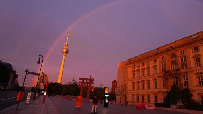 Fernsehturm mit Regenbogen