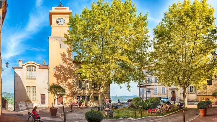 Der Platz des 24. August in der südfranzösischen Stadt Grasse (Foto: imago images / Panthermedia)