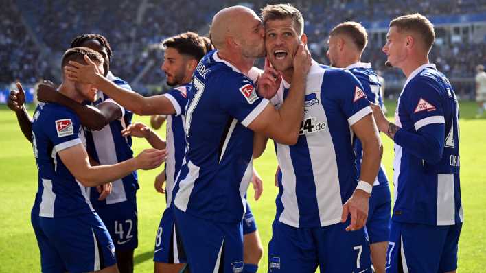 Jubelnde Hertha-Spieler beim Sieg in Karlsruhe