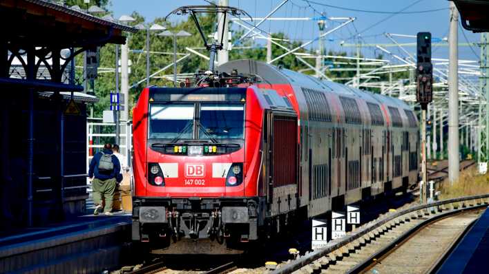 Ein Regionalzug der Deutschen Bahn passiert am 21.9.2024 den Bahnhof Schöneweide im Berliner Bezirk Treptow-Köpenick