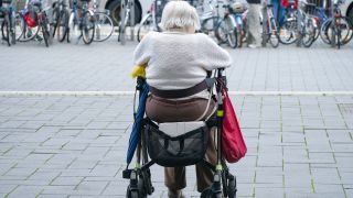 Seniorin mit einem Rollator