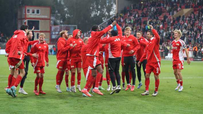 Union-Spieler feiern den Sieg gegen Dortmund