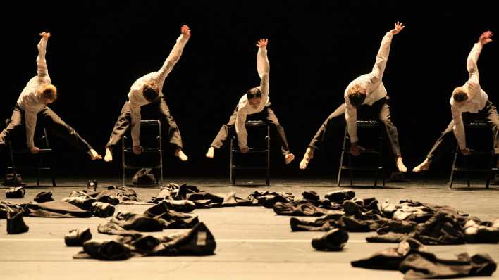 Tänzerinnen und Tänzer in einer Szene aus "Minus 16" am Staatsballett