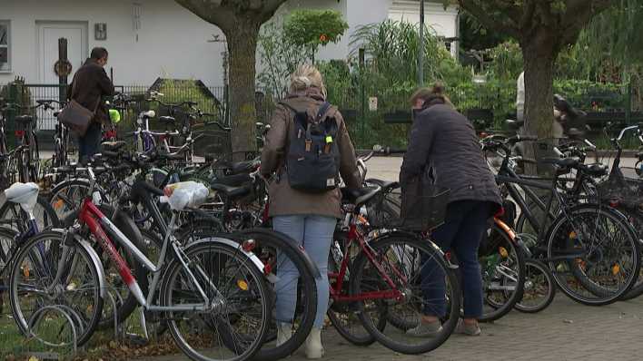 Radfahrer stellen ihre Fahrräder an der Bikd+Ride-Station in Brieselang ab (Bild. rbb/ Brandenburg Aktuell)