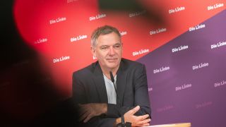 Jan van Aken, Parteivorsitzender der Linken, spricht bei einer Pressekonferenz im Karl-Liebknecht-Haus.