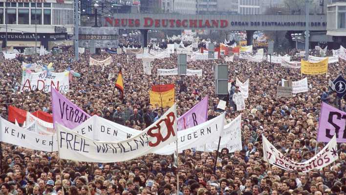 Demonstration fuer freie Wahlen auf dem Alexanderplatz in Ost-Berlin, am 04.11.1989 in Berlin (Bild: picture-alliance / Sven Simon)