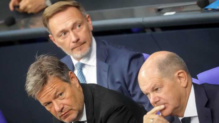 Habeck, Lindner und Scholz sitzen nebeneinander im Bundestag.