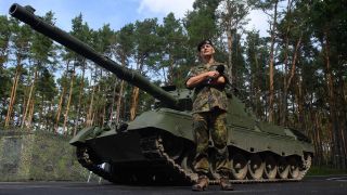 ARCHIV: Generalleutnant Andreas Marlow, Kommandeur Deutscher Anteil Multinationale Korps, steht auf dem Truppenübungsplatz Klietz vor einem Kampfpanzer vom Typ "Leopard 1 A5" (Bild: picture alliance/dpa/Klaus-Dietmar Gabbert)