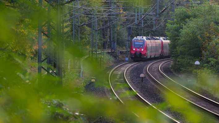 Eine Regionalbahn düst durch die Prärie.