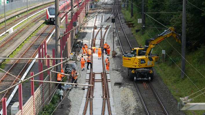 20.8.2024: Bauarbeiter arbeiten an den Gleisen auf der Bahnstrecke zwischen Hamburg und Berlin