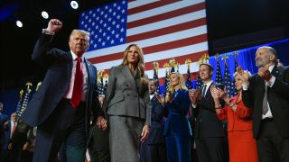 Donald Trump gestikuliert neben Melania Trump bei einer Wahlparty zu den US-Wahlen im Palm Beach Convention Center.