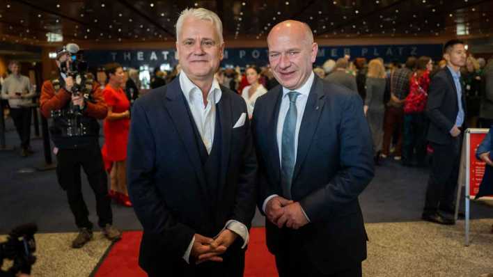 Martin Woelffer und Kai Wegner kommen zum 100. Geburtstag der Komödie am Kurfürstendamm im Theater am Potsdamer Platz (Bild: picture alliance/dpa | Christophe Gateau)