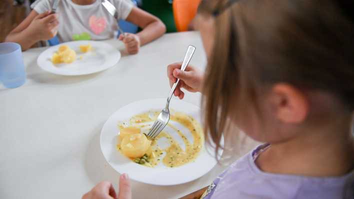 Schulessen an einer Berliner Grundschule (Bild: picture alliance/dpa/dpa-Zentralbild/Jens Kalaene)