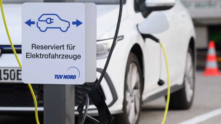 Elektroauto Volkswagen e-Golf steht mit einem Ladekabel auf einem Parkplatz der Konzernzentrale vom Tüv Nord (Bild: picture alliance/dpa/Julian Stratenschulte)