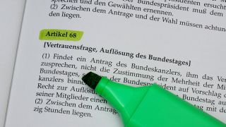 n einem Grundgegesetz wurde der Schriftzug Artikel 68 mit einem Marker hervorgehoben.