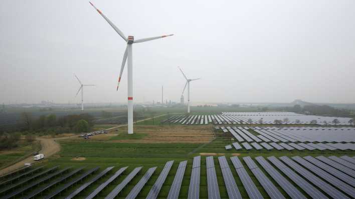 ARCHIV: Solaranlage und Windräder bei schlechtem Wetter (Bild: picture alliance/Christian Charisius/dpa)