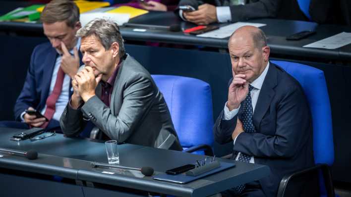 Bundeskanzler Olaf Scholz (SPD), verfolgt die Debatte neben Robert Habeck (Bündnis 90/Die Grünen), Bundesminister für Wirtschaft und Klimaschutz, und Christian Lindner (FDP), Bundesminister der Finanzen, nach einer Regierungserklärung zum EU-Gipfel im Bundestag.