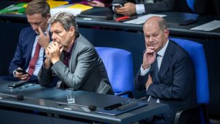 Bundeskanzler Olaf Scholz (SPD), verfolgt die Debatte neben Robert Habeck (Bündnis 90/Die Grünen), Bundesminister für Wirtschaft und Klimaschutz, und Christian Lindner (FDP), Bundesminister der Finanzen, nach einer Regierungserklärung zum EU-Gipfel im Bundestag.