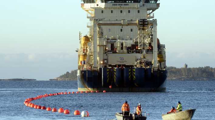 Das Schiff "Ile de Brehat" verlegt das Sea-Lion-Unterseekabel in der Ostsee (Bild: picture alliance/dpa/Lehtikuva/Heikki Saukkomaa)