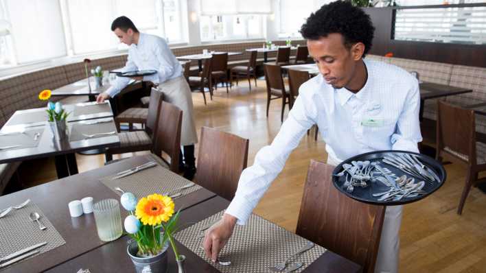 Geflüchtete aus Albanien und Eritrea bei der Arbeit in einem Restaurant auf Sylt