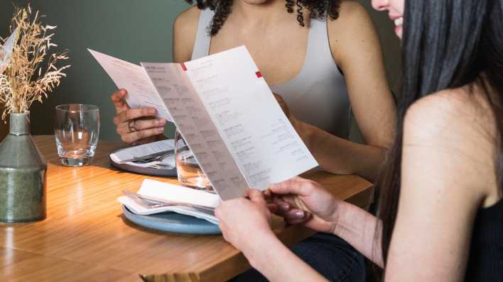 Freundinnen zusammen in einem Restaurant