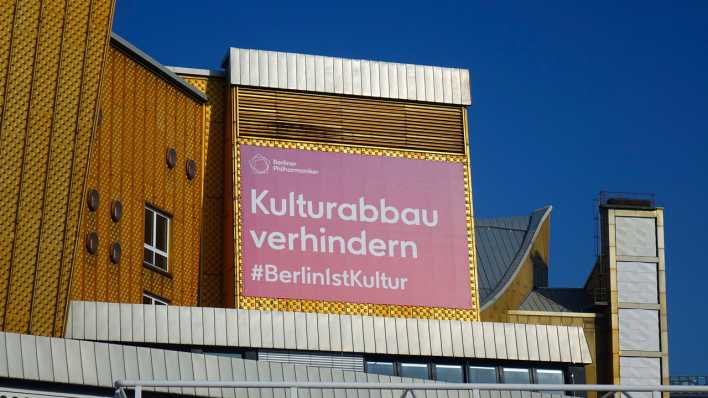 An der Berliner Philharmonie befindet sich ein Transparent mit dem Schriftzug "Kulturabbau verhindern".