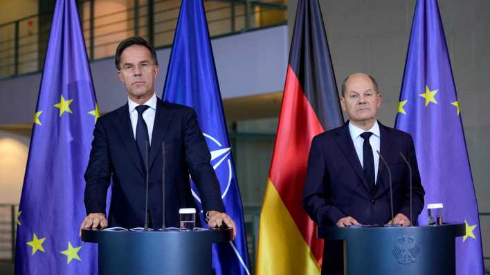 Nato-Sekretär Mark Rutte und Bundeskanzler Olaf Scholz sprechen bei einer Pressekonferenz.