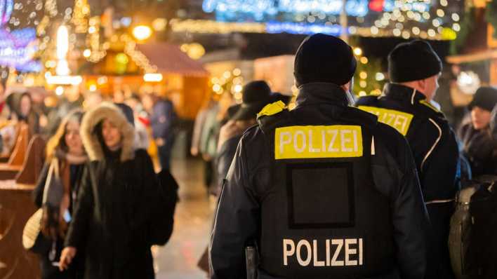 Polizeibeamte auf Weihnachtsmarkt