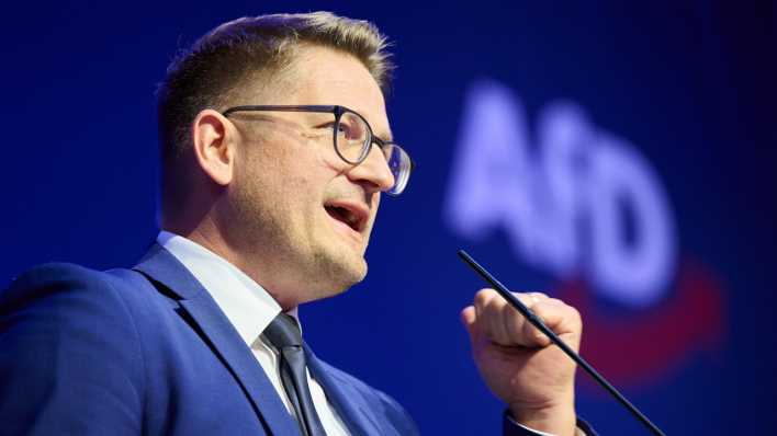 René Springer spricht auf dem Landesparteitag der Berliner AfD. (Bild: picture alliance/dpa | Annette Riedl)