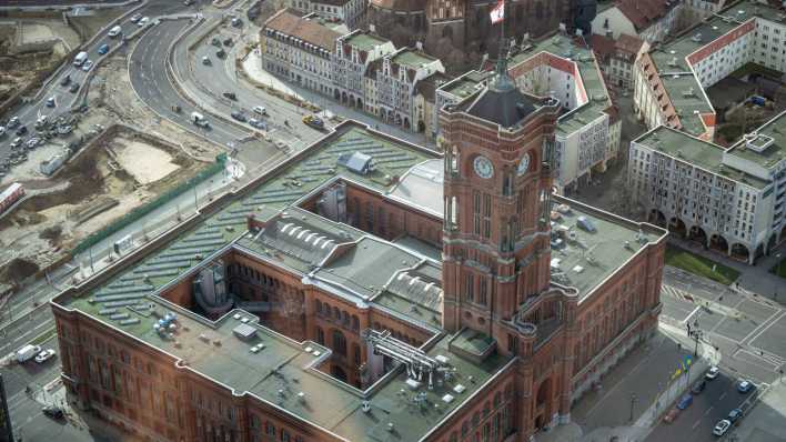 Blick auf das Rote Rathaus, Sitz des Regierenden Bürgermeisters in Berlin.