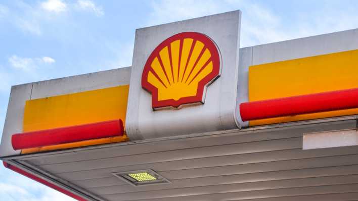 Das Logo von Shell ist am Dach einer Tankstelle zu sehen.