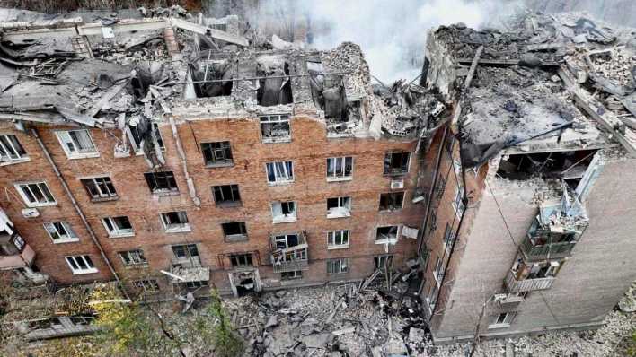 Nach einem russischen Angriff auf die Stakt Krywyj Rih steigt Rauch aus einem zerstörten Wohnkomplex auf.