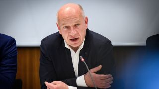 Kai Wegner (CDU), Regierender Bürgermeister von Berlin, äußert sich bei der Pressekonferenz zum Berliner Haushalt 2025 im Berliner Abgeordnetenhaus zu den Sparplänen des Berliner Senats.