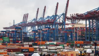 Container und Stückgut lagern auf dem Containerterminal Burchardkai (CTB) der Hamburger Hafen und Logistik AG HHLA