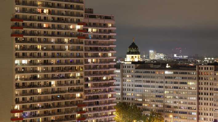 Blick auf die beleuchteten Wohnungen der Hochhäuser in der Leipziger Straße.